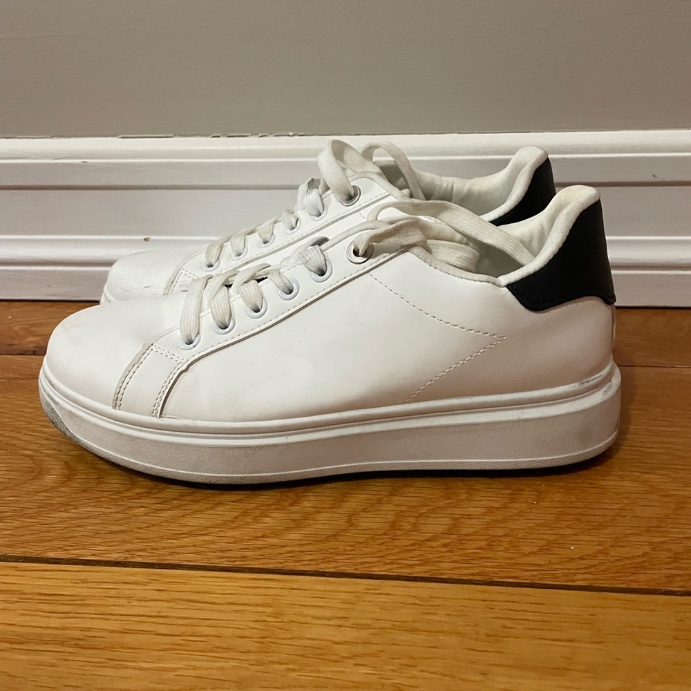 MADDEN GIRL size 9 white sneakers with black detail